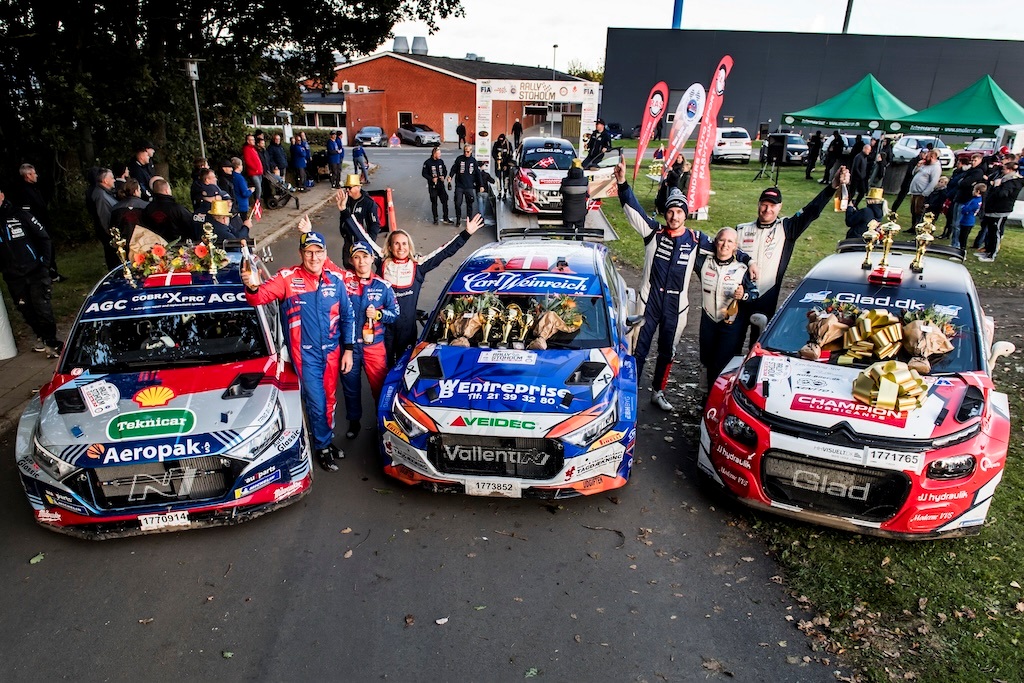 De tre bedste mandskaber i Rally Stoholm. F.v. treerne Ib Kragh/Jeannette Kvick. I midten vinderne og de nordiske mestre Simon Vallentin/Line Lykke Jensen. T.h. de nye mestre i Dansk Super Rally Kenneth Madsen/Mette Felthaus.
(Foto: Jokum Tord Larsen)